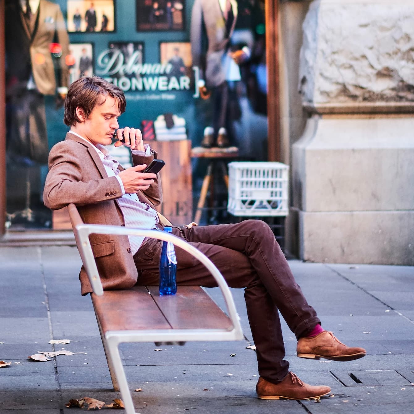 使用 GSAP ScrollTrigger 实现底部滑出覆盖层效果